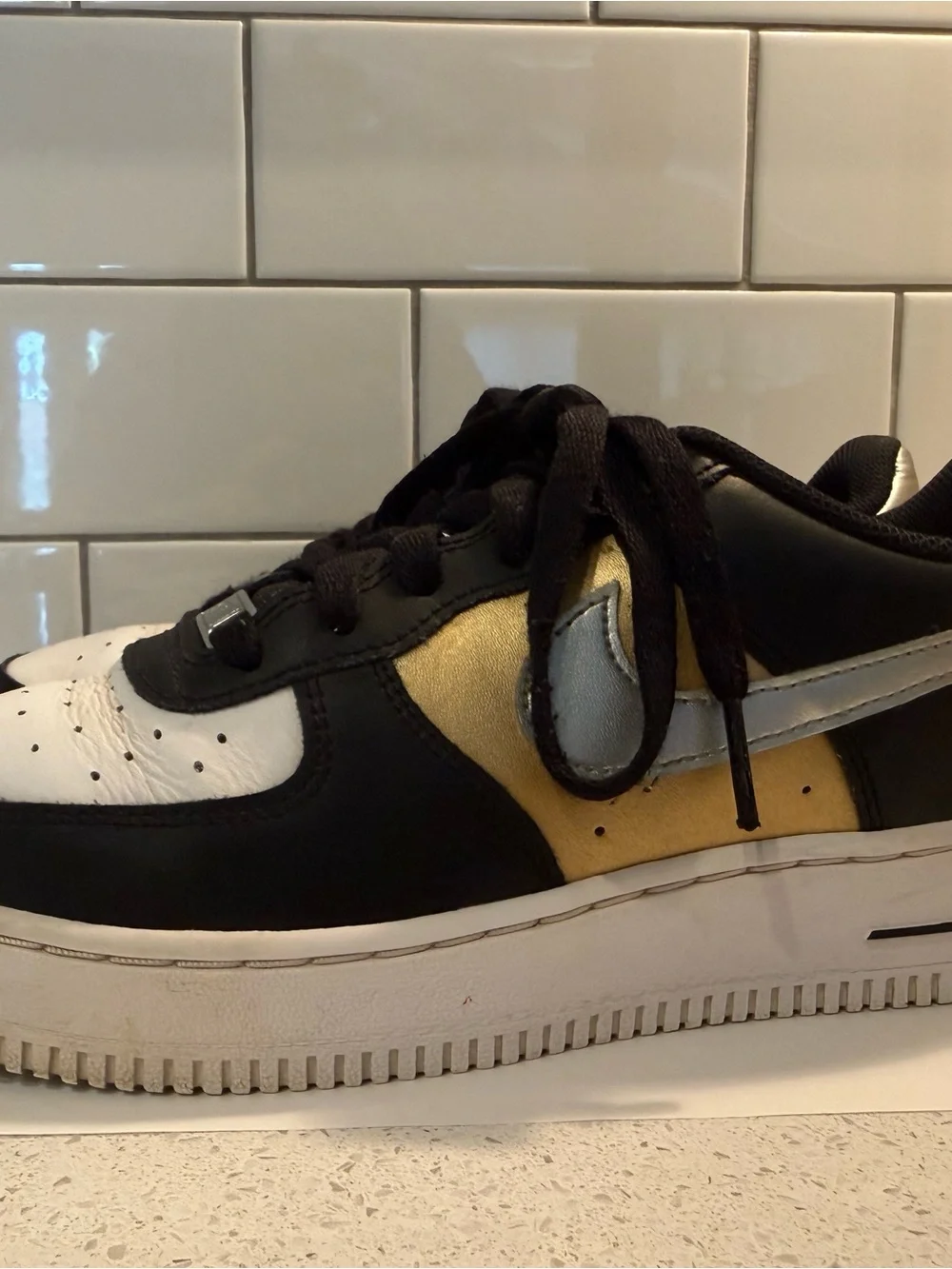 Nike Air Force 1 Low-Top Sneaker in Black, white, Gold & Silver